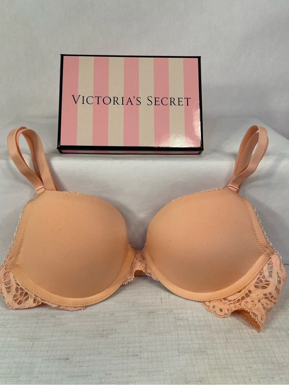 Victoria's Secret Peach Dream Angels Push-Up Lace Padded Bra